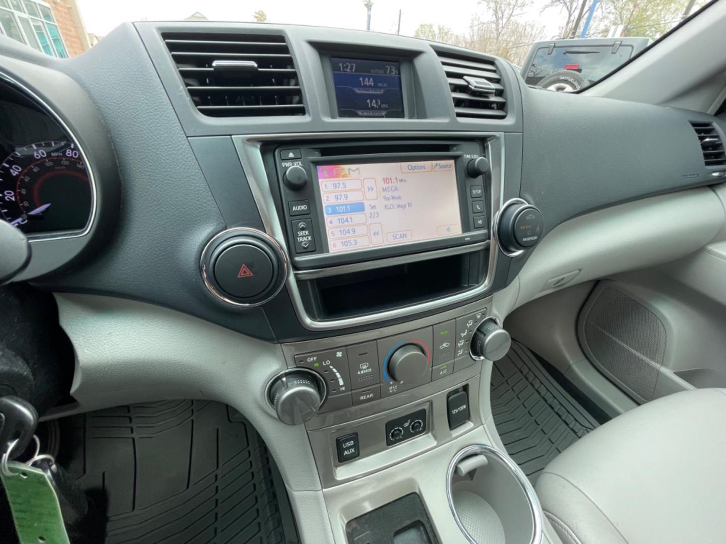 2013 Gray /Silver Toyota Highlander (5TDZK3EH0DS) with an V6 engine, Automatic transmission, located at 1501 West 15th St., Houston, 77008, (713) 869-2925, 29.797941, -95.411789 - Photo#14